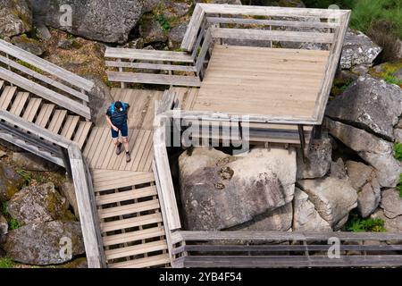 Holzsteg entlang des Flusses Paiva, in der Nähe von Arouca, Portugal. Stockfoto