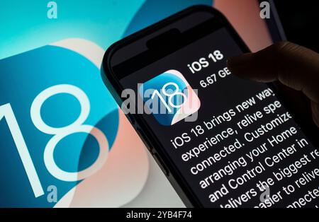 Oktober 2024: In dieser Abbildung installiert eine Person am 16. Oktober 2024 Updates von iOS 18 auf einem iPhone-Gerät in Neu-Delhi, Indien. (Kreditbild: © David Talukdar/ZUMA Press Wire) NUR REDAKTIONELLE VERWENDUNG! Nicht für kommerzielle ZWECKE! Stockfoto