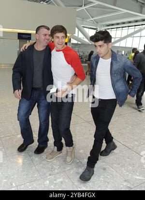 London, Großbritannien. Mai 2012. LONDON, ENGLAND - 20. MAI: Eine Richtung in Heathrow vor ihrem Flug nach Boston. Am 20. Mai 2012 in London, England. Leute: Liam Payne, Zayn Malik Credit: Storms Media Group/Alamy Live News Stockfoto