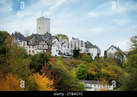 Blick auf das romantische eifeldorf Reifferscheid mit seinen Fachwerkhäusern und der mittelalterlichen Burg im farbenfrohen Herbst Stockfoto