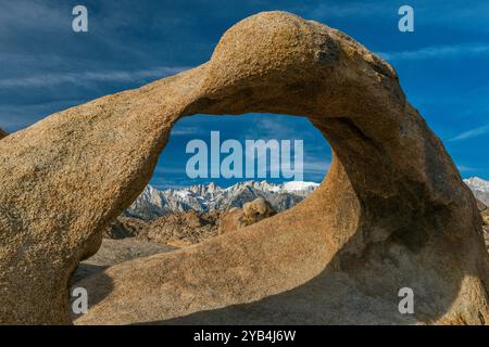 Mobius Arch, Alabama Hills, Lone Pine Peak, Mount Whitney, Inyo National Forest, Östliche Sierra, Kalifornien Stockfoto