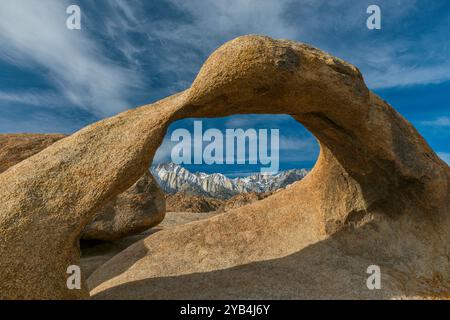 Mobius Arch, Alabama Hills, Lone Pine Peak, Mount Whitney, Inyo National Forest, Östliche Sierra, Kalifornien Stockfoto