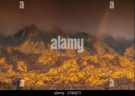 Rainbow, Lone Pine Peak, Alabama Hills, Inyo National Forest, Eastern Sierra, Kalifornien Stockfoto