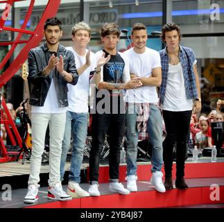 New York, NY, USA. August 2024. Harry Styles of One Direction tritt am 23. August 2013 in New York auf dem Rockefeller Plaza auf. Leute: Harry Styles Credit: Hoo Me. Com/Media Punch/Alamy Live News Stockfoto