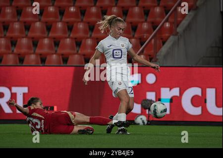 Lüttich, Belgien. Oktober 2024. Lüttich, Belgien, 16. Oktober 2024: Lola Wajnblum (23 Standard Fémina de Liège) und Nikki Ijzerman (29 RSC Anderlecht Frauen) kämpfen um den Ball (Duell) während des Lotto Super League-Spiels zwischen Standard Femina de Lüttich und RSC Anderlecht Frauen im Stade Maurice Dufrasne in Lüttich, Belgien (Martin Pitsch/SPP). /Alamy Live News Stockfoto