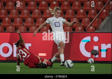 Lüttich, Belgien. Oktober 2024. Lüttich, Belgien, 16. Oktober 2024: Lola Wajnblum (23 Standard Fémina de Liège) und Nikki Ijzerman (29 RSC Anderlecht Frauen) kämpfen um den Ball (Duell) während des Lotto Super League-Spiels zwischen Standard Femina de Lüttich und RSC Anderlecht Frauen im Stade Maurice Dufrasne in Lüttich, Belgien (Martin Pitsch/SPP). /Alamy Live News Stockfoto