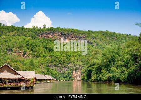 Flusshäuser am Fluss Kwai, Kanchanaburi, Thailand Stockfoto