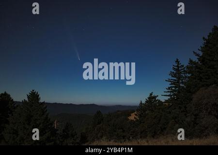 Saratoga, Kalifornien, USA. 15. Oktober 2024 der Komet C/2023 A3 Tsuchinshan-ATLAS wird am Himmel Nordkaliforniens von den Santa Cruz Mountains in der San Francisco Bay Area aus gesehen. Quelle: David Elkins/Alamy Live News Stockfoto