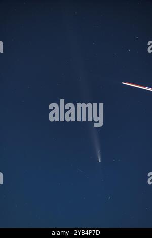 Saratoga, Kalifornien, USA. 15. Oktober 2024 fünf streifende Satelliten und ein Flugzeug, das vom San Francisco International Airport abfliegt, kreuzen die Wege mit dem Kometen C/2023 A3 Tsuchinshan-ATLAS am Himmel über den Santa Cruz Mountains in Nordkalifornien. Mit der zunehmenden Konstellation von Satelliten in Umlaufbahnen um die Erde ist die Beobachtung von Himmelsobjekten immer schwieriger geworden. Quelle: David Elkins/Alamy Live News Stockfoto