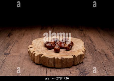 Viele Dattelpalmen stehen auf Schüsseln und Tassen Wasser und der Koran steht auf Holztischen, um auf die Zeit des Iftar zu warten, mit dem Konzept der ramadan Muslime A Stockfoto