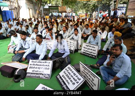 Neu-Delhi, Indien. Oktober 2024. NEW DELHI, INDIEN – 16. OKTOBER: DTC-Fahrer protestieren am Standort Dharna und schreien einen Slogan für ihre Forderungen „permanenter Job“ und andere Forderungen im DTC-Hauptquartier am 16. Oktober 2024 in New Delhi, Indien. (Foto: Sonu Mehta/Hindustan Times/SIPA USA) Credit: SIPA USA/Alamy Live News Stockfoto