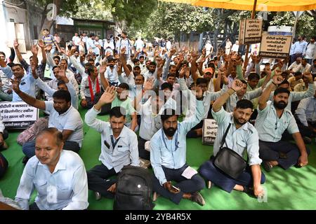 Neu-Delhi, Indien. Oktober 2024. NEW DELHI, INDIEN – 16. OKTOBER: DTC-Fahrer protestieren am Standort Dharna und schreien einen Slogan für ihre Forderungen „permanenter Job“ und andere Forderungen im DTC-Hauptquartier am 16. Oktober 2024 in New Delhi, Indien. (Foto: Sonu Mehta/Hindustan Times/SIPA USA) Credit: SIPA USA/Alamy Live News Stockfoto