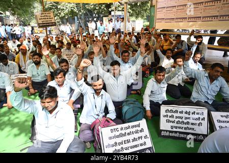 Neu-Delhi, Indien. Oktober 2024. NEW DELHI, INDIEN – 16. OKTOBER: DTC-Fahrer protestieren am Standort Dharna und schreien einen Slogan für ihre Forderungen „permanenter Job“ und andere Forderungen im DTC-Hauptquartier am 16. Oktober 2024 in New Delhi, Indien. (Foto: Sonu Mehta/Hindustan Times/SIPA USA) Credit: SIPA USA/Alamy Live News Stockfoto