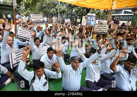 Neu-Delhi, Indien. Oktober 2024. NEW DELHI, INDIEN – 16. OKTOBER: DTC-Fahrer protestieren am Standort Dharna und schreien einen Slogan für ihre Forderungen „permanenter Job“ und andere Forderungen im DTC-Hauptquartier am 16. Oktober 2024 in New Delhi, Indien. (Foto: Sonu Mehta/Hindustan Times/SIPA USA) Credit: SIPA USA/Alamy Live News Stockfoto