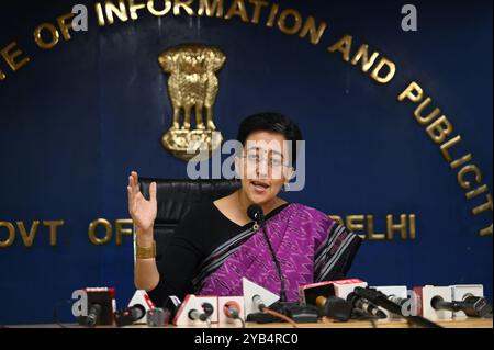 NEW DELHI, INDIEN - 16. OKTOBER: Delhi-Chef Atishi hält am 16. Oktober 2024 eine Pressekonferenz im Media Center, Delhi Secretariat, in Neu-Delhi, Indien. Atishi sagte, die Regierung habe die Stromgesellschaften (Discoms) darauf angewiesen, keine Einwand-Zertifikate (NOC) von der Delhi Development Authority (DDA), der größten Landbesitzerbehörde in der Hauptstadt, für neue Stromverbindungen in 1.731 nicht autorisierten Kolonien zu beantragen, damit die Menschen dort ohne Schwierigkeiten Strom bekommen. Recht und Ordnung, Land und Polizei in der Hauptstadt fallen unter die Zuständigkeit der Unionsregierung. (Foto von VIPI Stockfoto