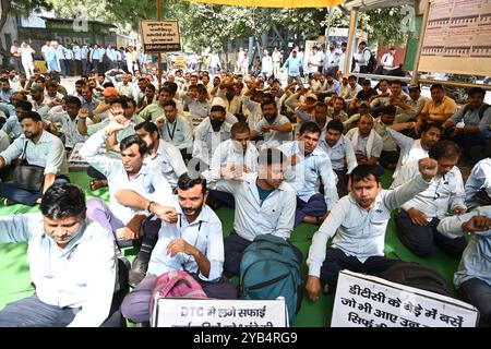 Neu-Delhi, Indien. Oktober 2024. NEW DELHI, INDIEN – 16. OKTOBER: DTC-Fahrer protestieren am Standort Dharna und schreien einen Slogan für ihre Forderungen „permanenter Job“ und andere Forderungen im DTC-Hauptquartier am 16. Oktober 2024 in New Delhi, Indien. (Foto: Sonu Mehta/Hindustan Times/SIPA USA) Credit: SIPA USA/Alamy Live News Stockfoto