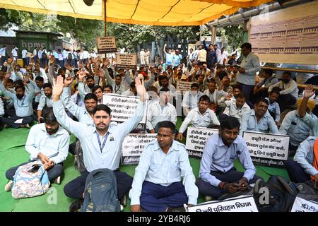 Neu-Delhi, Indien. Oktober 2024. NEW DELHI, INDIEN – 16. OKTOBER: DTC-Fahrer protestieren am Standort Dharna und schreien einen Slogan für ihre Forderungen „permanenter Job“ und andere Forderungen im DTC-Hauptquartier am 16. Oktober 2024 in New Delhi, Indien. (Foto: Sonu Mehta/Hindustan Times/SIPA USA) Credit: SIPA USA/Alamy Live News Stockfoto