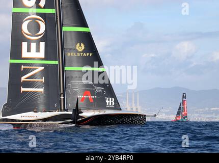 Sabadell, Barcelona, Spanien. Oktober 2024. INEOS Britannia dominiert die Rennen fünf und sechs und hält am Mittwoch das Emirates Team New Zealand. Großbritannien hat den America's Cup in seiner 173-jährigen Geschichte nicht gewonnen. (Kreditbild: © Xavi Urgeles/ZUMA Press Wire) NUR REDAKTIONELLE VERWENDUNG! Nicht für kommerzielle ZWECKE! Stockfoto