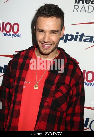 LIAM PAYNE (* 29. August 1993 bis 16. Oktober 2024) war eine englische Sängerin, die als Mitglied der Boyband One Direction bekannt wurde, einer der meistverkauften Boybands aller Zeiten. Payne starb nach einem Sturz aus dem dritten Stock des CasaSur Hotels in Palermo in Buenos Aires, Argentinien. Er war 31. DATEIFOTO: 8. Dezember 2017, New York City, New York, USA: Sänger LIAM PAYNE nimmt 2017 am roten Teppich des Z100 Jingle Ball im Madison Square Garden Teil. (Kreditbild: © Nancy Kaszerman/ZUMA Press Wire) NUR REDAKTIONELLE VERWENDUNG! Nicht für kommerzielle ZWECKE! Stockfoto