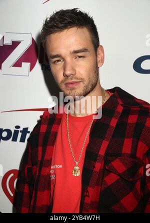 LIAM PAYNE (* 29. August 1993 bis 16. Oktober 2024) war eine englische Sängerin, die als Mitglied der Boyband One Direction bekannt wurde, einer der meistverkauften Boybands aller Zeiten. Payne starb nach einem Sturz aus dem dritten Stock des CasaSur Hotels in Palermo in Buenos Aires, Argentinien. Er war 31. DATEIFOTO: 8. Dezember 2017, New York City, New York, USA: Sänger LIAM PAYNE nimmt 2017 am roten Teppich des Z100 Jingle Ball im Madison Square Garden Teil. (Kreditbild: © Nancy Kaszerman/ZUMA Press Wire) NUR REDAKTIONELLE VERWENDUNG! Nicht für kommerzielle ZWECKE! Stockfoto