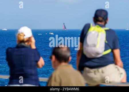 Barcelona, Spanien. Oktober 2024. Die Fans beobachten das Rennen sechs beim 37. America's Cup in Barcelona, Spanien, am 16. Oktober 2024. Quelle: Joan Gosa/Xinhua/Alamy Live News Stockfoto