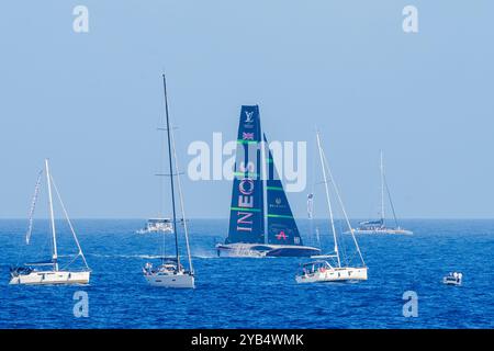 Barcelona, Spanien. Oktober 2024. INEOS Britannia tritt während des sechsten Rennens beim 37. America's Cup am 16. Oktober 2024 in Barcelona an. Quelle: Joan Gosa/Xinhua/Alamy Live News Stockfoto