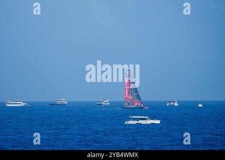 Barcelona, Spanien. Oktober 2024. Das Emirates Team New Zealand tritt am 16. Oktober 2024 beim 37. America's Cup in Barcelona an. Quelle: Joan Gosa/Xinhua/Alamy Live News Stockfoto