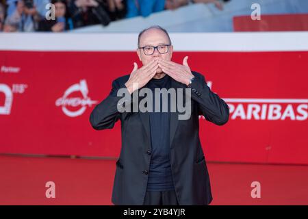 Rom, Italien. Oktober 2024. Carlo Verdone besucht den roten Teppich der Eröffnungsnacht der neunzehnten Ausgabe des Rome Film fest, 16. Oktober 2024 (Foto: Matteo Nardone/Pacific Press) Credit: Pacific Press Media Production Corp./Alamy Live News Stockfoto