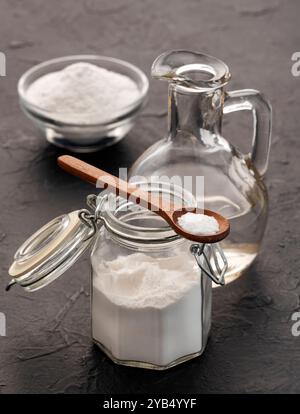 Glas mit Wasser und Backnatron im Glas, gesunde Mischung. Stockfoto