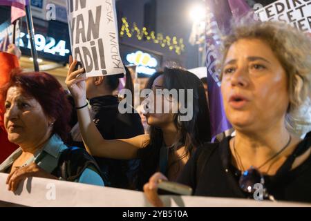 Izmir, Türkei. Oktober 2024. Aktivisten schreien während der Kundgebung Slogans. Frauen und Frauenorganisationen in Izmir protestierten gegen die steigende Zahl von Frauenmorden in der Türkei. Mit den Fotos der ermordeten Frauen machten Frauen auf die Morde an Frauen aufmerksam, deren Täter nicht gefunden werden können, und auf die Mörder, die nicht strafrechtlich verfolgt werden. (Foto: Murat Kocabas/SOPA Images/SIPA USA) Credit: SIPA USA/Alamy Live News Stockfoto