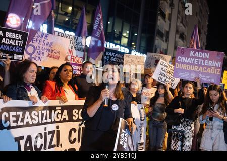 Izmir, Türkei. Oktober 2024. Ein Aktivist spricht während der Demonstration. Frauen und Frauenorganisationen in Izmir protestierten gegen die steigende Zahl von Frauenmorden in der Türkei. Mit den Fotos der ermordeten Frauen machten Frauen auf die Morde an Frauen aufmerksam, deren Täter nicht gefunden werden können, und auf die Mörder, die nicht strafrechtlich verfolgt werden. (Foto: Murat Kocabas/SOPA Images/SIPA USA) Credit: SIPA USA/Alamy Live News Stockfoto