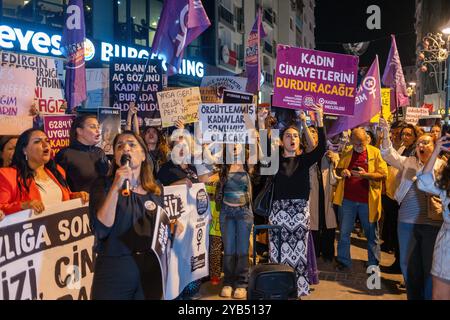 Izmir, Türkei. Oktober 2024. Ein Aktivist spricht während der Demonstration. Frauen und Frauenorganisationen in Izmir protestierten gegen die steigende Zahl von Frauenmorden in der Türkei. Mit den Fotos der ermordeten Frauen machten Frauen auf die Morde an Frauen aufmerksam, deren Täter nicht gefunden werden können, und auf die Mörder, die nicht strafrechtlich verfolgt werden. (Foto: Murat Kocabas/SOPA Images/SIPA USA) Credit: SIPA USA/Alamy Live News Stockfoto