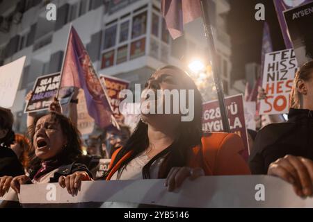 Izmir, Türkei. Oktober 2024. Aktivisten schreien während der Kundgebung Slogans. Frauen und Frauenorganisationen in Izmir protestierten gegen die steigende Zahl von Frauenmorden in der Türkei. Mit den Fotos der ermordeten Frauen machten Frauen auf die Morde an Frauen aufmerksam, deren Täter nicht gefunden werden können, und auf die Mörder, die nicht strafrechtlich verfolgt werden. (Foto: Murat Kocabas/SOPA Images/SIPA USA) Credit: SIPA USA/Alamy Live News Stockfoto