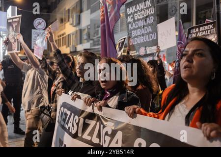 Izmir, Türkei. Oktober 2024. Aktivisten schreien während der Kundgebung Slogans. Frauen und Frauenorganisationen in Izmir protestierten gegen die steigende Zahl von Frauenmorden in der Türkei. Mit den Fotos der ermordeten Frauen machten Frauen auf die Morde an Frauen aufmerksam, deren Täter nicht gefunden werden können, und auf die Mörder, die nicht strafrechtlich verfolgt werden. (Foto: Murat Kocabas/SOPA Images/SIPA USA) Credit: SIPA USA/Alamy Live News Stockfoto