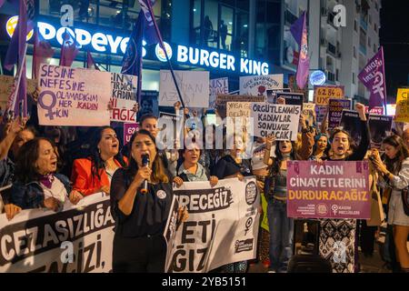 Izmir, Türkei. Oktober 2024. Aktivisten schreien während der Kundgebung Slogans. Frauen und Frauenorganisationen in Izmir protestierten gegen die steigende Zahl von Frauenmorden in der Türkei. Mit den Fotos der ermordeten Frauen machten Frauen auf die Morde an Frauen aufmerksam, deren Täter nicht gefunden werden können, und auf die Mörder, die nicht strafrechtlich verfolgt werden. (Foto: Murat Kocabas/SOPA Images/SIPA USA) Credit: SIPA USA/Alamy Live News Stockfoto