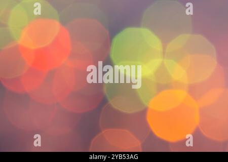 Dieses Makrofoto zeigt einen abstrakten Hintergrund mit überlappenden Kreisen in verschiedenen Größen und Farben, wie Orange, Gelb und Grün Stockfoto