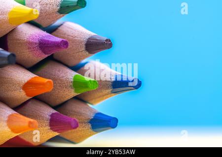 Dieses Bild zeigt eine Nahansicht der Spitzen eines Bündels von Farbstiften, die zu einem Dreieckspunkt angeordnet sind. Stockfoto