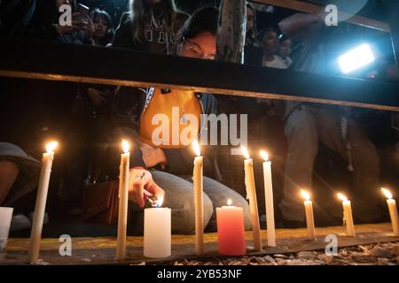 Buenos Aires, Argentinien (16. Oktober 2024). Liam Paynes Fans versammeln sich vor dem Casa Sur Hotel, wo das ehemalige Mitglied der Boyband One Direction tot aufgefunden wurde. Quelle: Mariano Garcia/Alamy Live News Stockfoto