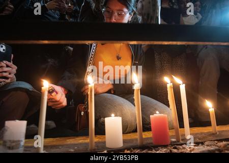 Buenos Aires, Argentinien (16. Oktober 2024). Liam Paynes Fans versammeln sich vor dem Casa Sur Hotel, wo das ehemalige Mitglied der Boyband One Direction tot aufgefunden wurde. Quelle: Mariano Garcia/Alamy Live News Stockfoto