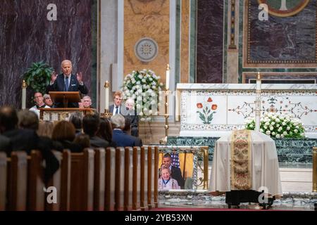 Washington, Usa. Oktober 2024. U. US-Präsident Joe Biden hält die Lobrede bei der Gedenkfeier für Ethel Kennedy in der Cathedral of St. Matthew the Apostle, 16. Oktober 2024 in Washington, DC Credit: Adam Schultz/White House Photo/Alamy Live News Stockfoto