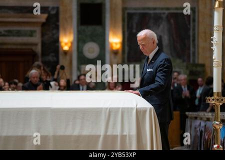 Washington, Usa. Oktober 2024. U. US-Präsident Joe Biden wendet sich, um den Sarg von Ethel Kennedy während der Gedenkfeier in der Cathedral of St. Matthew the Apostle am 16. Oktober 2024 in Washington, DC, zu berühren. Credit: Adam Schultz/White House Photo/Alamy Live News Stockfoto
