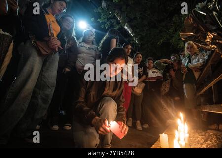 Buenos Aires, Argentinien (16. Oktober 2024). Liam Paynes Fans versammeln sich vor dem Casa Sur Hotel, wo das ehemalige Mitglied der Boyband One Direction tot aufgefunden wurde. Quelle: Mariano Garcia/Alamy Live News Stockfoto