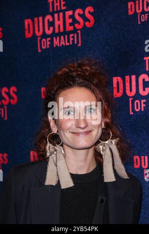 London, Großbritannien. Oktober 2024. Bessie Carter besuchte die Presseveranstaltung für „die Herzogin [von Malfi]“ im Trafalgar Theatre in London. Quelle: SOPA Images Limited/Alamy Live News Stockfoto