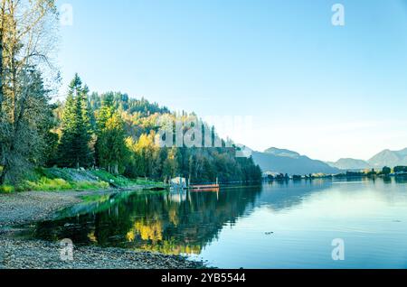 Blick auf Draper Creek und Hatzic Island im Hatzic Lake vom Neilson Regional Park, Mission, BC, Kanada Stockfoto