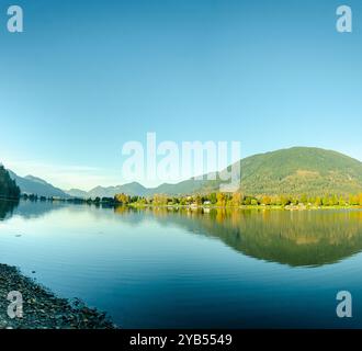 Blick auf Draper Creek und Hatzic Island im Hatzic Lake vom Neilson Regional Park, Mission, BC, Kanada Stockfoto