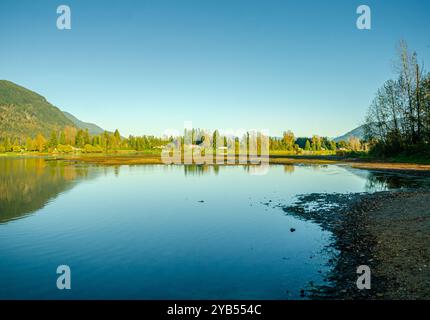 Blick auf Draper Creek und Hatzic Island im Hatzic Lake vom Neilson Regional Park, Mission, BC, Kanada Stockfoto