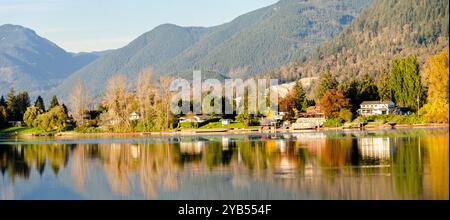 Blick auf Draper Creek und Hatzic Island im Hatzic Lake vom Neilson Regional Park, Mission, BC, Kanada Stockfoto