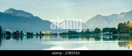 Blick auf Draper Creek und Hatzic Island im Hatzic Lake vom Neilson Regional Park, Mission, BC, Kanada Stockfoto