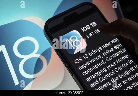 In dieser Abbildung installiert eine Person Updates von iOS 18 auf einem iPhone Stockfoto