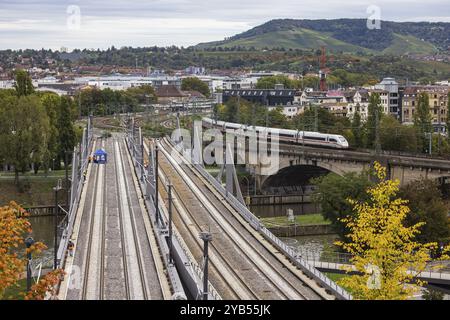 Die neue Neckarbrücke der Deutschen Bahn AG mit Blick auf Bad Cannstatt. Die Brücke ist Teil des Projekts Stuttgart 21 und wird am en in Betrieb gehen Stockfoto